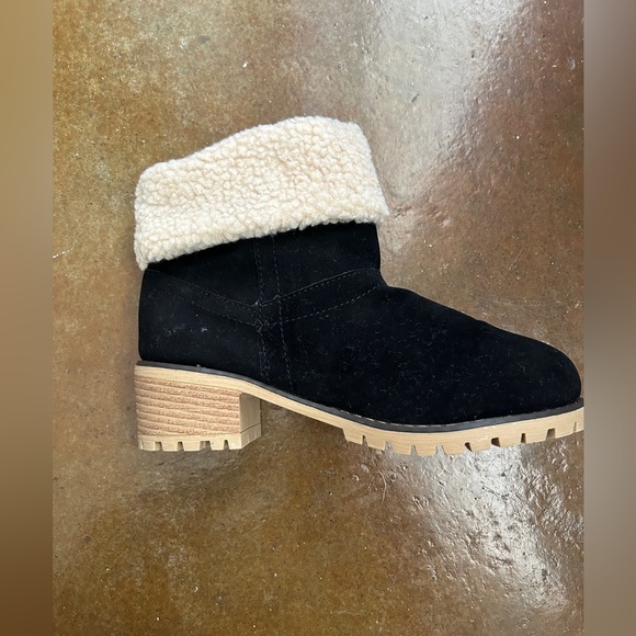 Cozy Black and Cream Ankle Boots - Picture 7 of 9
